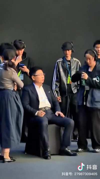 看余承东喝水的姿势，就知道他模仿的是谁。这种一把手文化是高度一致的。从拧瓶盖到定于一尊，中间只隔了一个权力的规模。