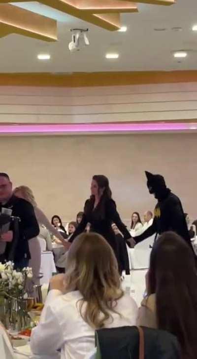 Batman în așteptarea ieșiri BatMobilului din service