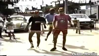 Toda geração já foi criticada pelo seu passinho.