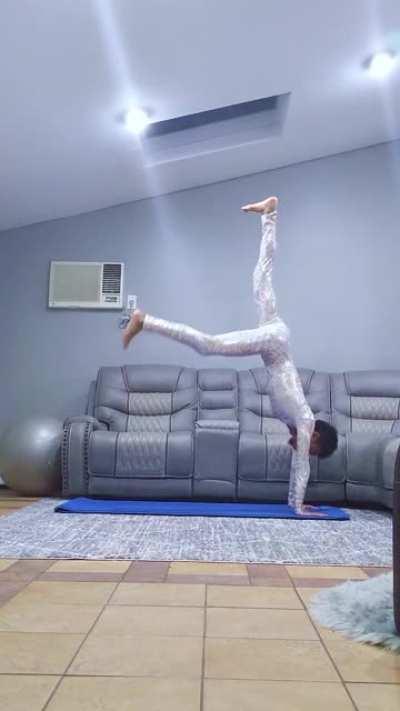 First Time Handstands without the wall (Timelapse + Fails)