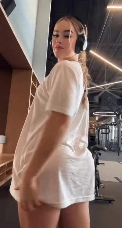 Skye Sutton shows off