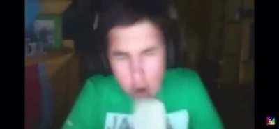 Las pibas cantando los pibes cantando