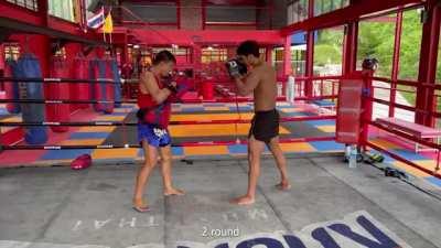 Superbon shows Muay Thai techniques - Close kick & long kick