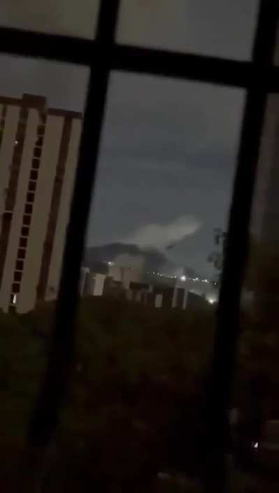 Footage of a US AH-1Z Viper engaging ground targets with gun and rocket fire in Caracas, Venezuela (Jan 2, 2026)