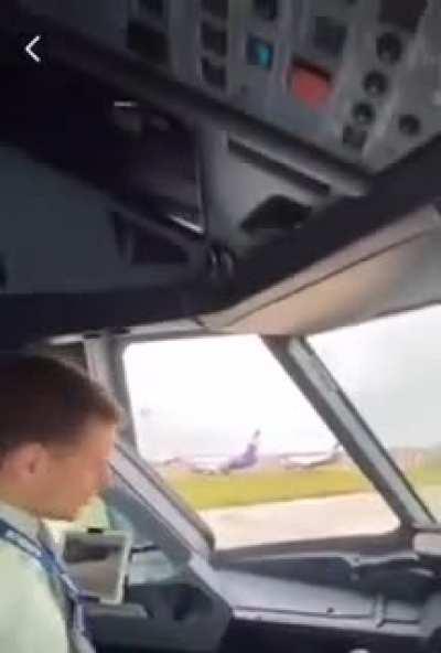 Как открывается форточка в Airbus