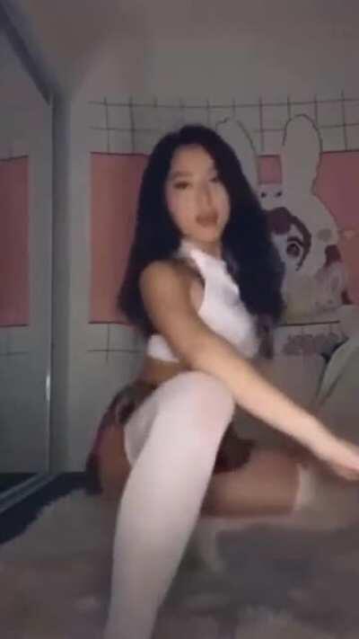 Love this video. Anyone know who this is btw? Would appreciate it cuz she’s hot