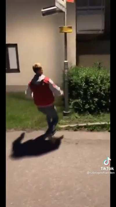 This guy fucking with street lights