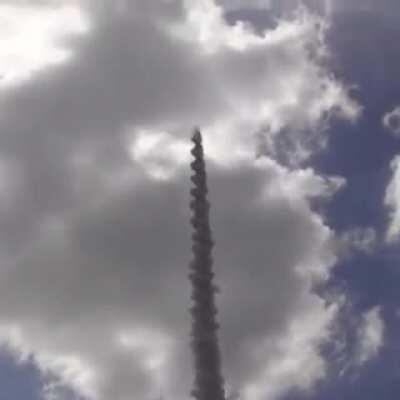 Илон Маск нервно курит в сторонке