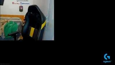 MOMO BANEA PERMANENTEMENTE A VECINO!