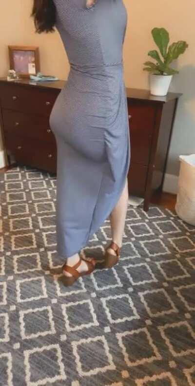 No bra + no thong = wet pussy💦