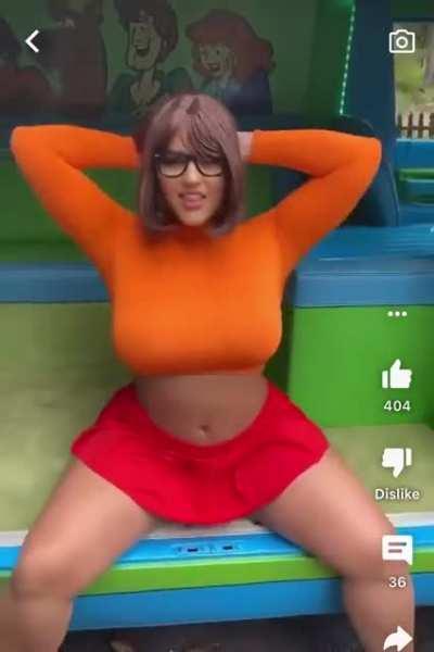 Bro I just wanted to see the Velma trailer, the fuck is this 💀