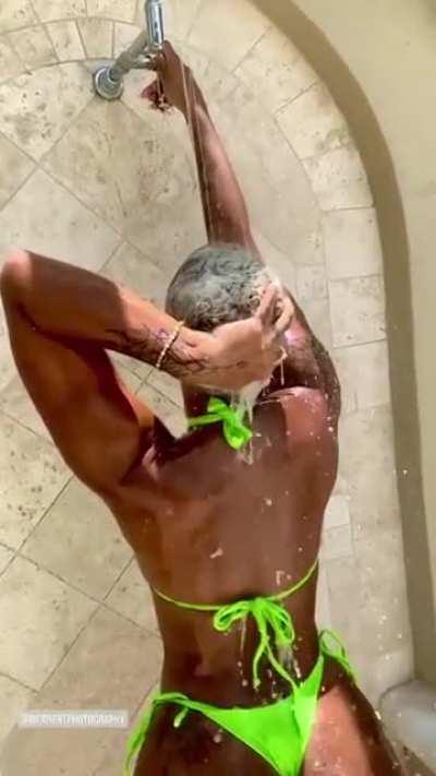 Wish I can shower with her