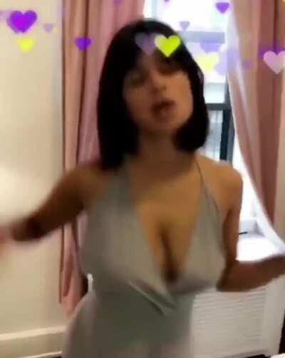 Dancing braless in a low cut top 🍒