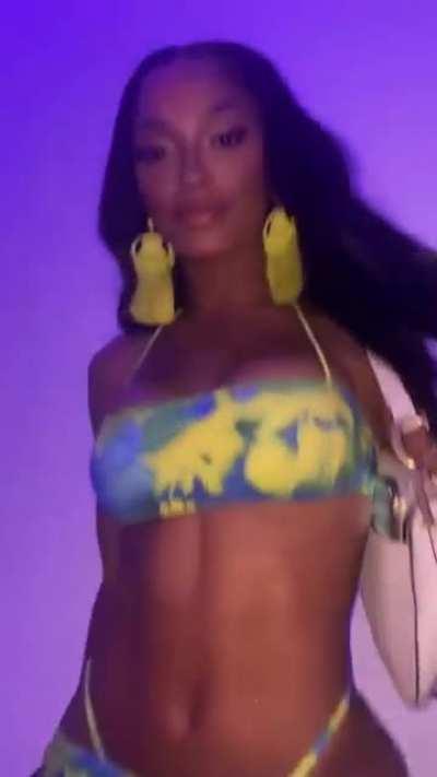 Legs shape and ass for daaaayyysss