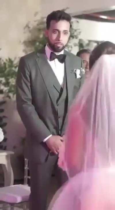 Acho que ela realmente surpreendeu o noivo.