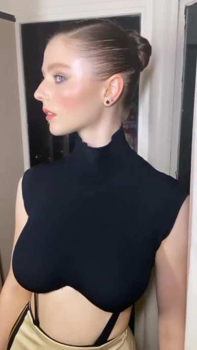 Thomasin McKenzie is busty as fuck