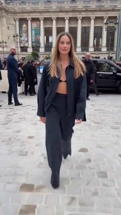 Margot arriving at the Chanel Womenswear Spring Summer 2026 as part of Paris Fashion Week - IG October 2025