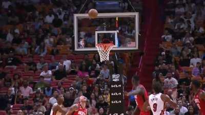 [Highlight] Drew Smith throws the over the shoulder lob to Jamal Cain who punches it over Garrison Matthews