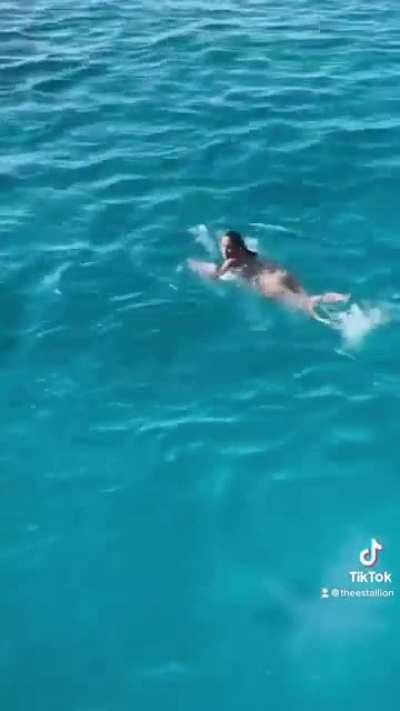 Meghan Thee Stallion com umas amigas gostosas 🔥