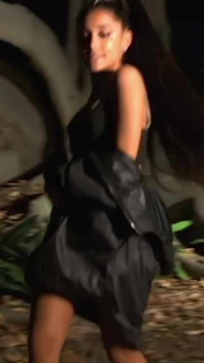 I wanna suck on Ariana Grande's bouncing tits