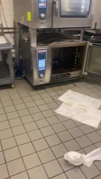 Its my first day at Vons working Deli. Ive been here for hours and still have recieved no training. My only two co-workers just… left. I am expected to close early alone. Im seeing now why Vons always has a shortage on deli staff.