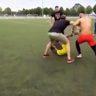 Dude beats his opponent with the ol' fake leg sweep high kick.