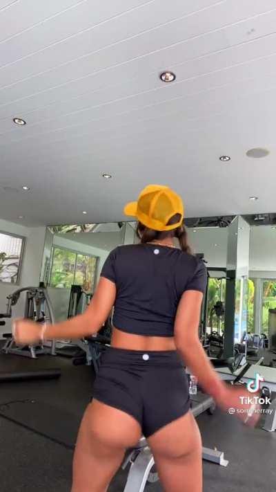 Sommer ray booty shake😍