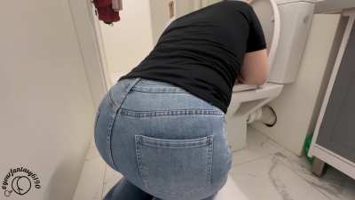 Jeans farts in the toilet bowl