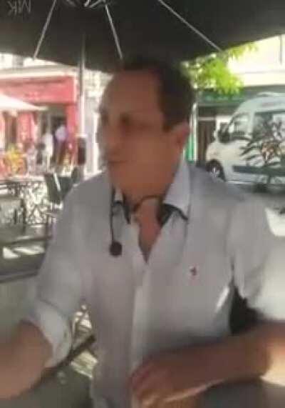 Azaghal é top demais! Mostrou-se tranquilo e deu exemplo de amor e respeito. Na minha opinião ele poderia tratar o YouTuber homofóbico dando o tapa que o babaca pediu, mais ou menos assim: