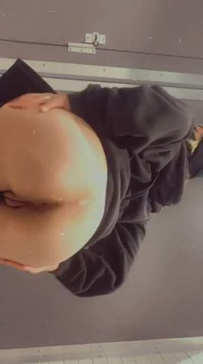 Could you handle working with this ass? [F] seeing my ass jiggle in these leggings