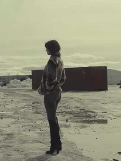 Mary Elizabeth Winstead packed tightly inside her jeans