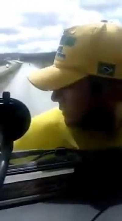 *Bolsonarista tentou evitar que o caminhão furasse o bloqueio e deu nisso aí*
