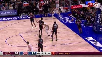 [Highlight] Kevin Love drops off a no look pass to Jarrett Allen who slams it home, the Cavaliers are on a 24-4 run in Detroit