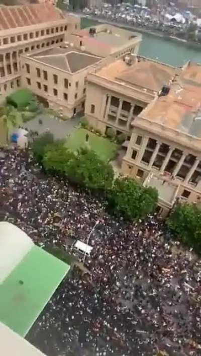 O momento de ontem de manhã em que os manifestantes invadiram o palácio presidencial no Sri Lanka. O presidente fugiu, deixando vago o cargo. O país, completamente na falência, não tem recursos para manutenção dos serviços mais básicos. Situação completam