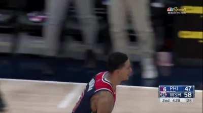 [Highlight] Kyle Kuzma yams it on Embiid!