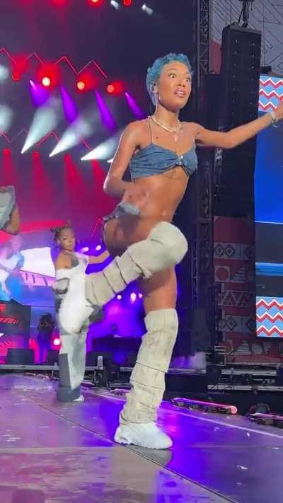 love the way she move that body