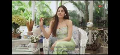 Living for Kareena's awkward laugh lmao 😂