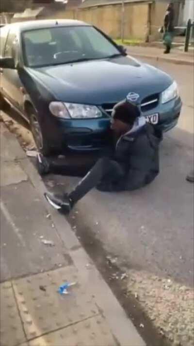 Citizens confront knife wielding man for mugging children