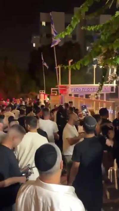 Reports of lynch mobs in Netanya.