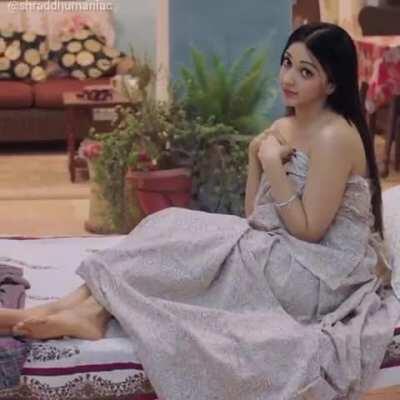 [Plot] [Sexy] [Indian] Here is the full clip of Kiara Advani's bedsheet scene! Watch carefully from 48th second! [Gif]