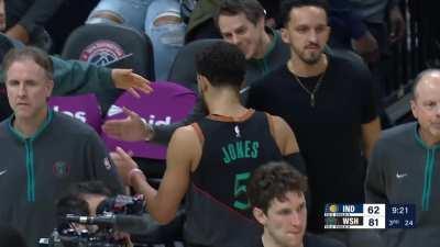 [Highlight] Daniel Gafford with the alley-oop back slam off an assist in transition by Jordan Poole (with replays).