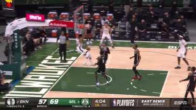 [Highlight] Middleton lobs to Giannis from the logo