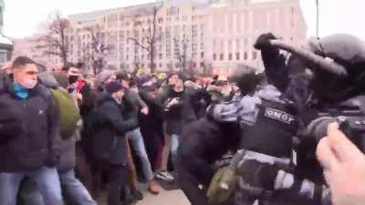 重温鹅友徒手肛特警，和支学生的鲜明对比。