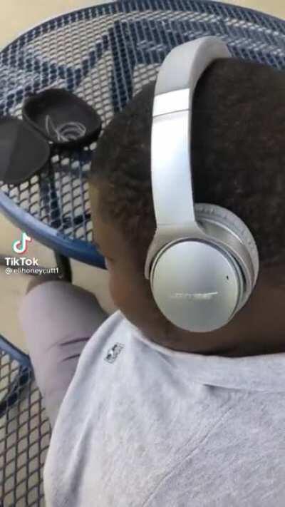 Why Nigga Grip his finger like that 😭