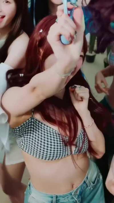 Jeewon showing off her assets 🤭