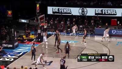 [Highlight] Giannis Antetokounmpo easily gets around Harden for the slam and the shrug