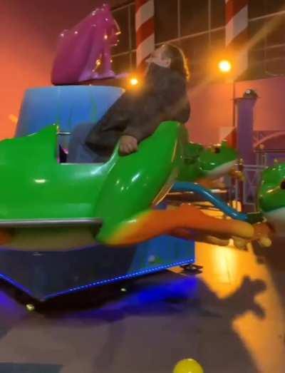 Contemplen a un gordo argentino en una calesita, para bajar un poco con las publicaciones políticas 