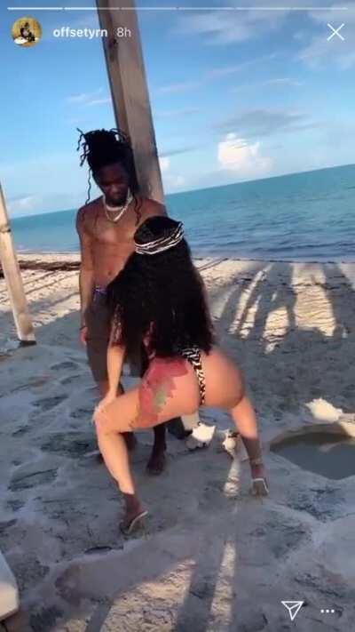 Cardi shaking ass