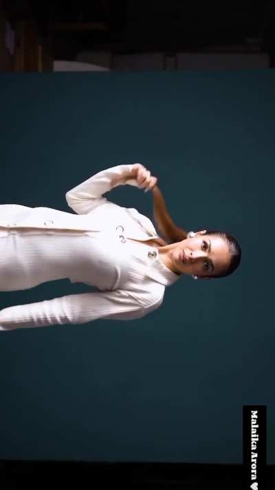 Malaika Arora Hot Legs Show 🤍