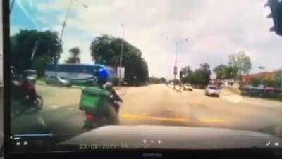 driver is 20 and 24 yeara old. while me cant even afford license